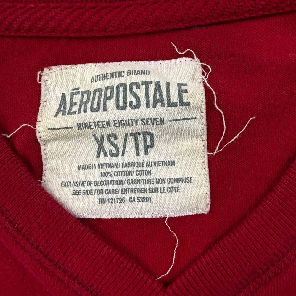 Y2K Aeropostale V-Neck Graphic T-Shirt Mens XS Red Aero NY Applique Cotton Tee